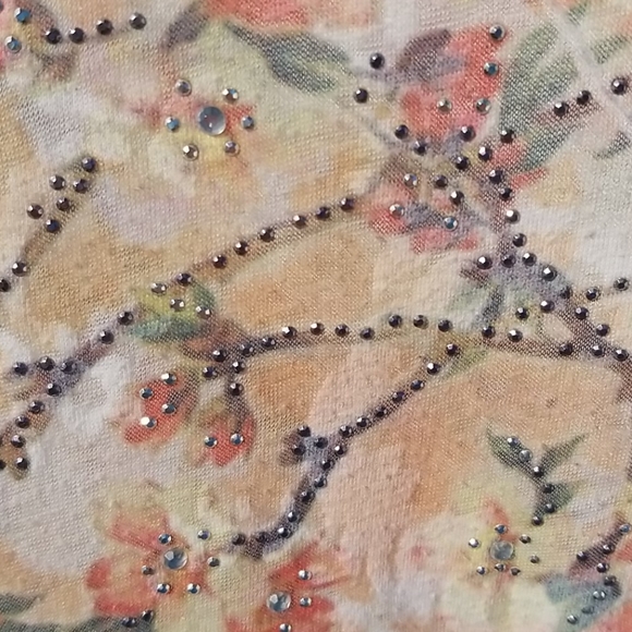 Beautiful shirt with a little bit of sparkle - Picture 2 of 3